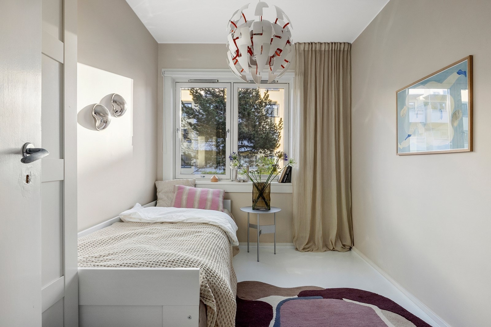 Boligens andre soverom er også av fin størrelse. Her med plass til seng, garderobe og skrivebord. Galleribilde