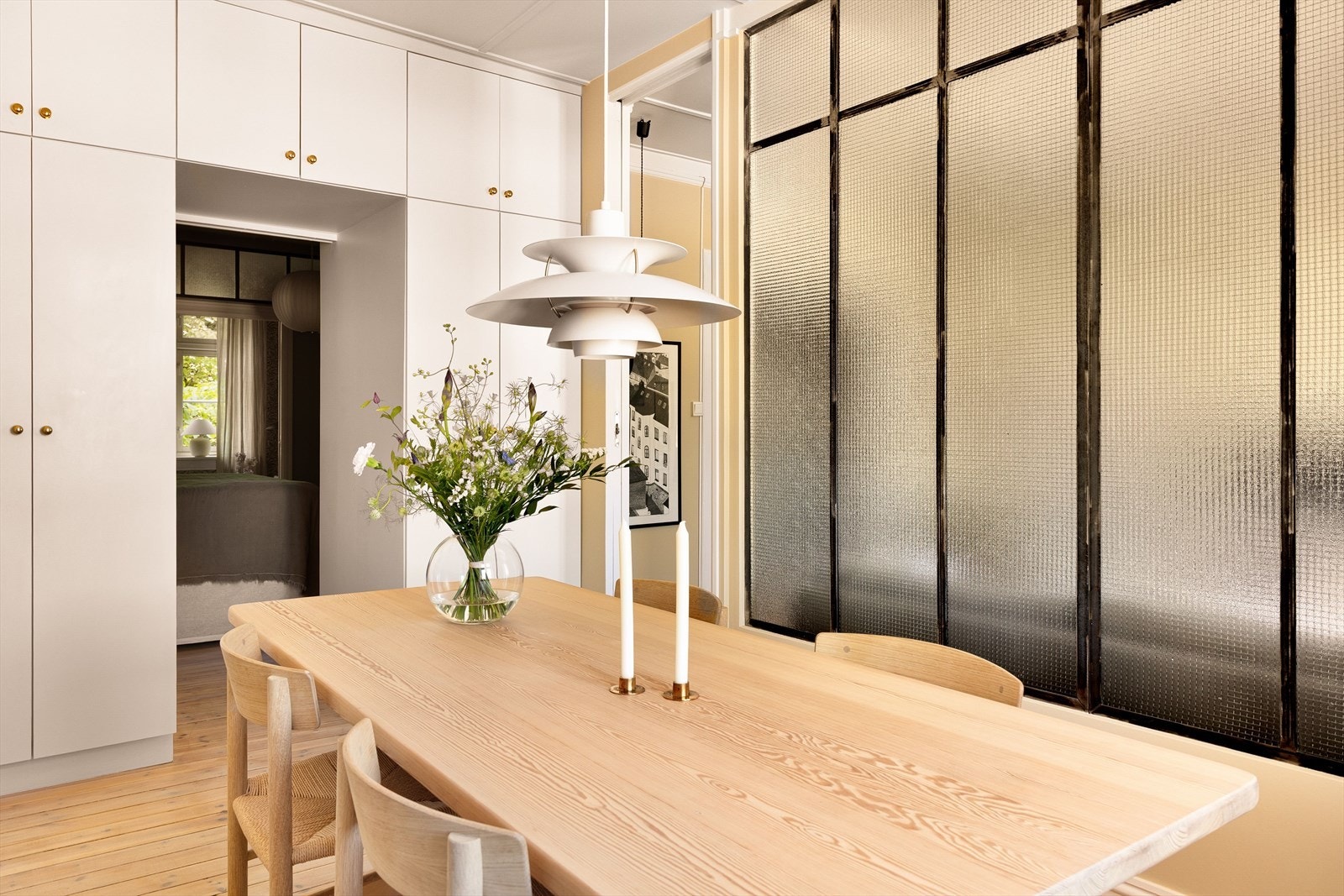 Smarte og gjennomtenkte løsninger går igjen i hele leiligheten, også her med plassbygde skap for maksimal plassutnyttelse. Galleribilde