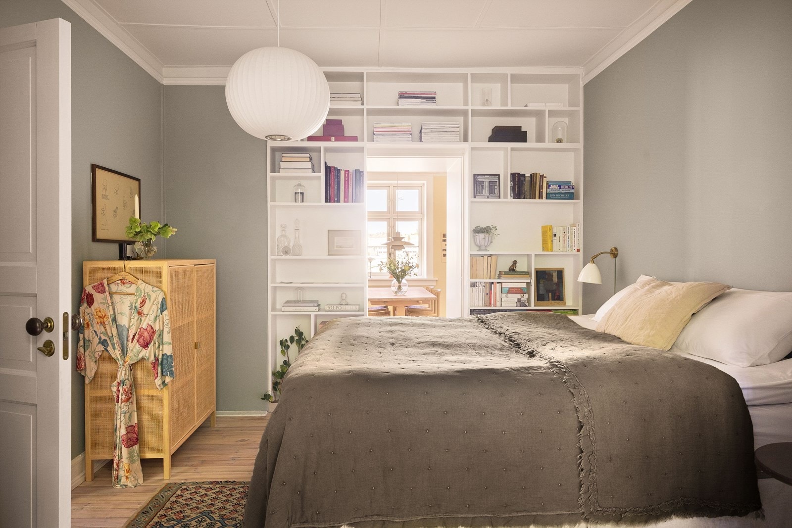 Sjarmerende hovedsoverom med plassbygget bokhylle og klassiske detaljer så langt øyet kan se. Galleribilde