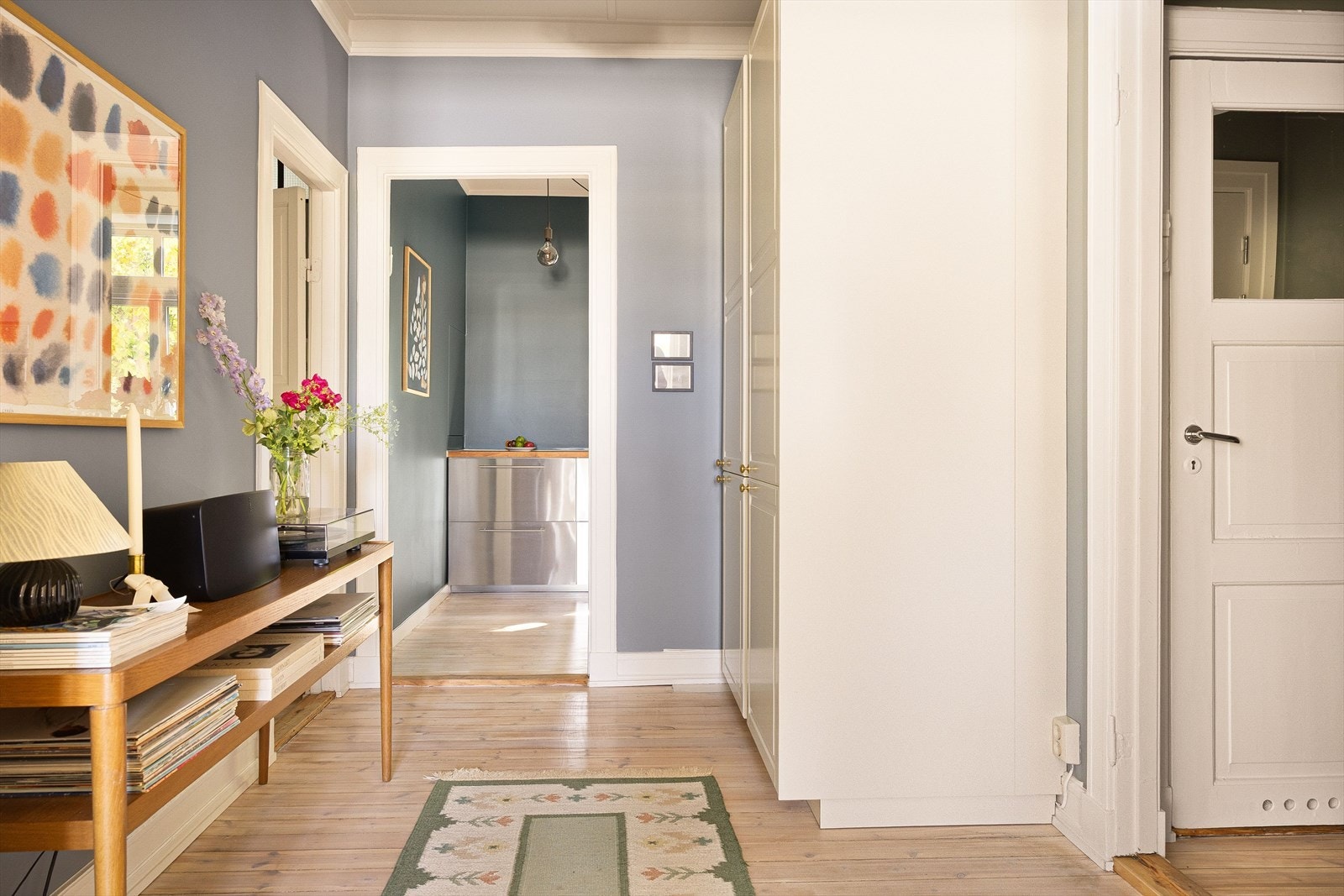 Mellomgang som egner seg godt for ekstra skapplass og oppbevaring, her er det også opplegg for vaskemaskin og tørketrommel i skap. Galleribilde