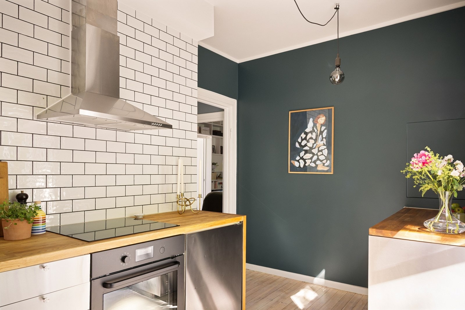 Integrerte hvitevarer med induksjon platetopp, stekeovn og kombiskap (kjøl/frys). Opplegg for oppvaskmaskin. Galleribilde