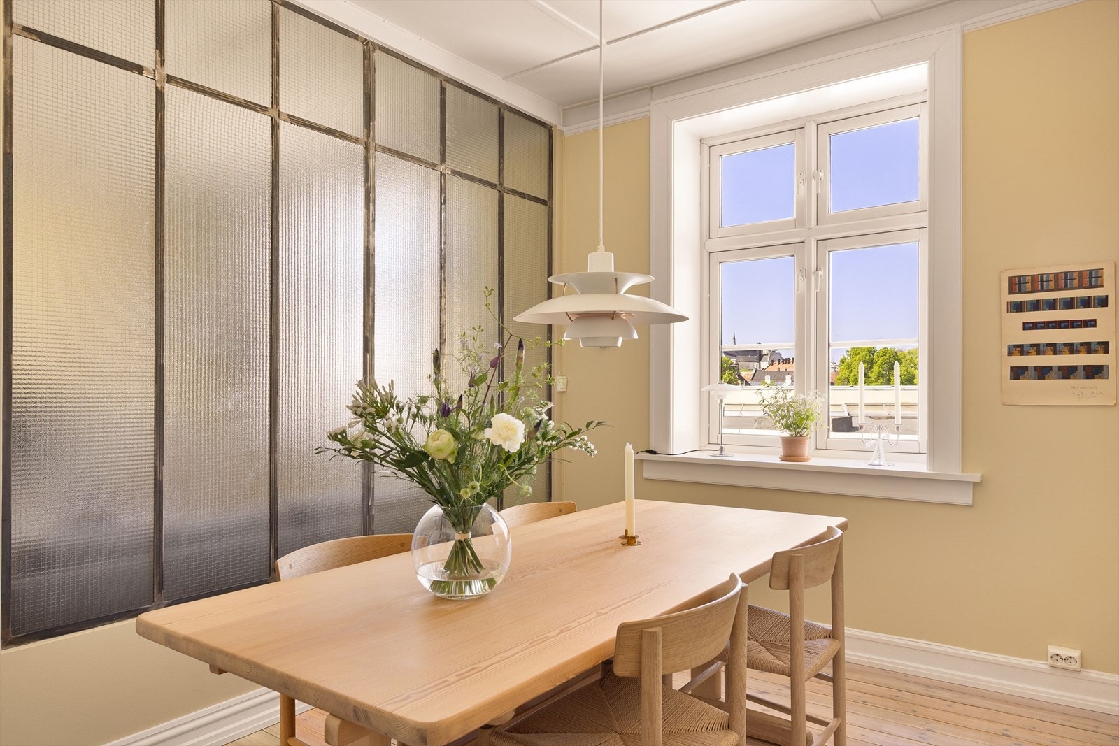 Spisestuen er av god størrelse hvor du kan samle venner og familie til lange, herlige middager! Galleribilde