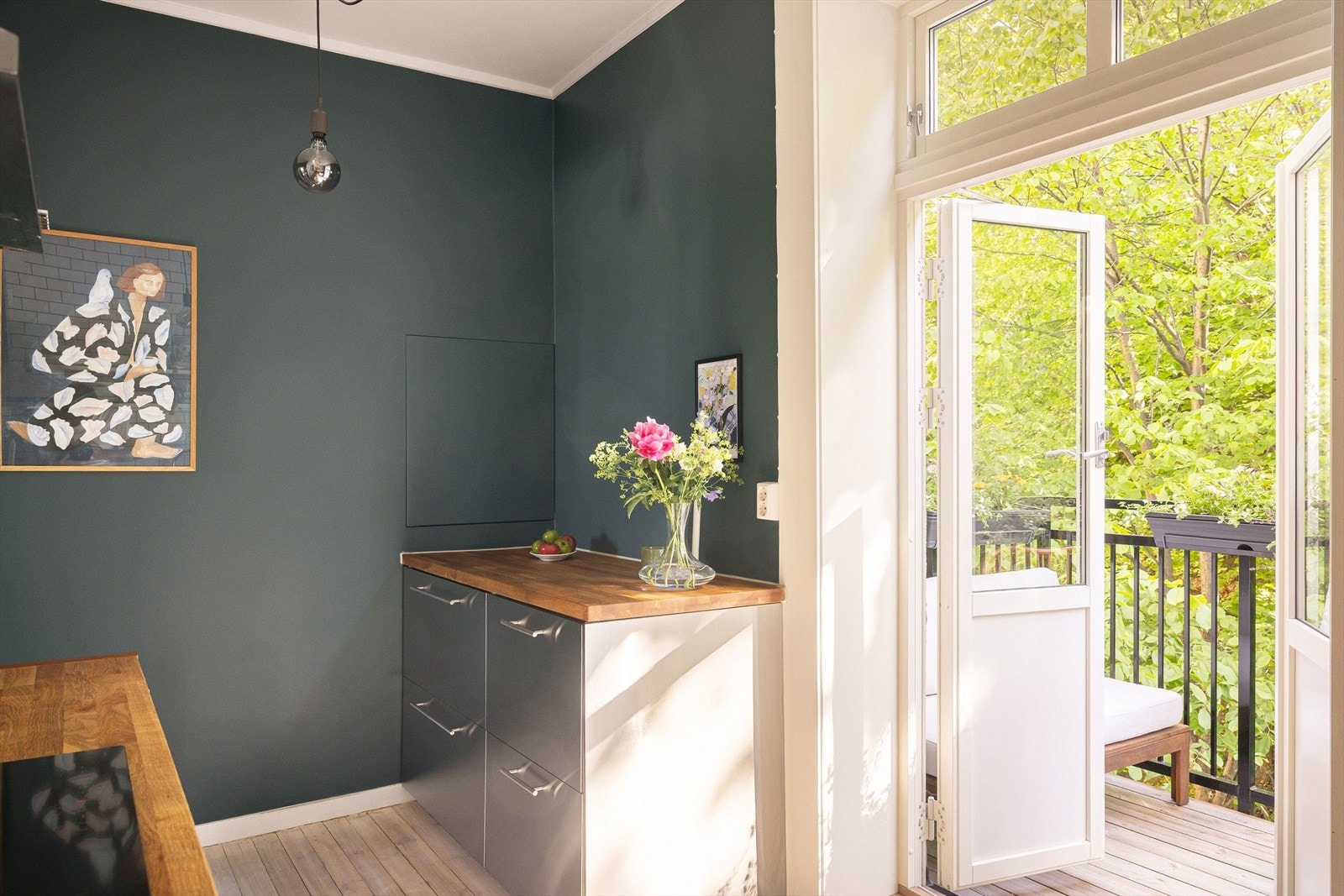 Fra kjøkkenet er det utgang til Oslos frodigste (?) balkong! Galleribilde