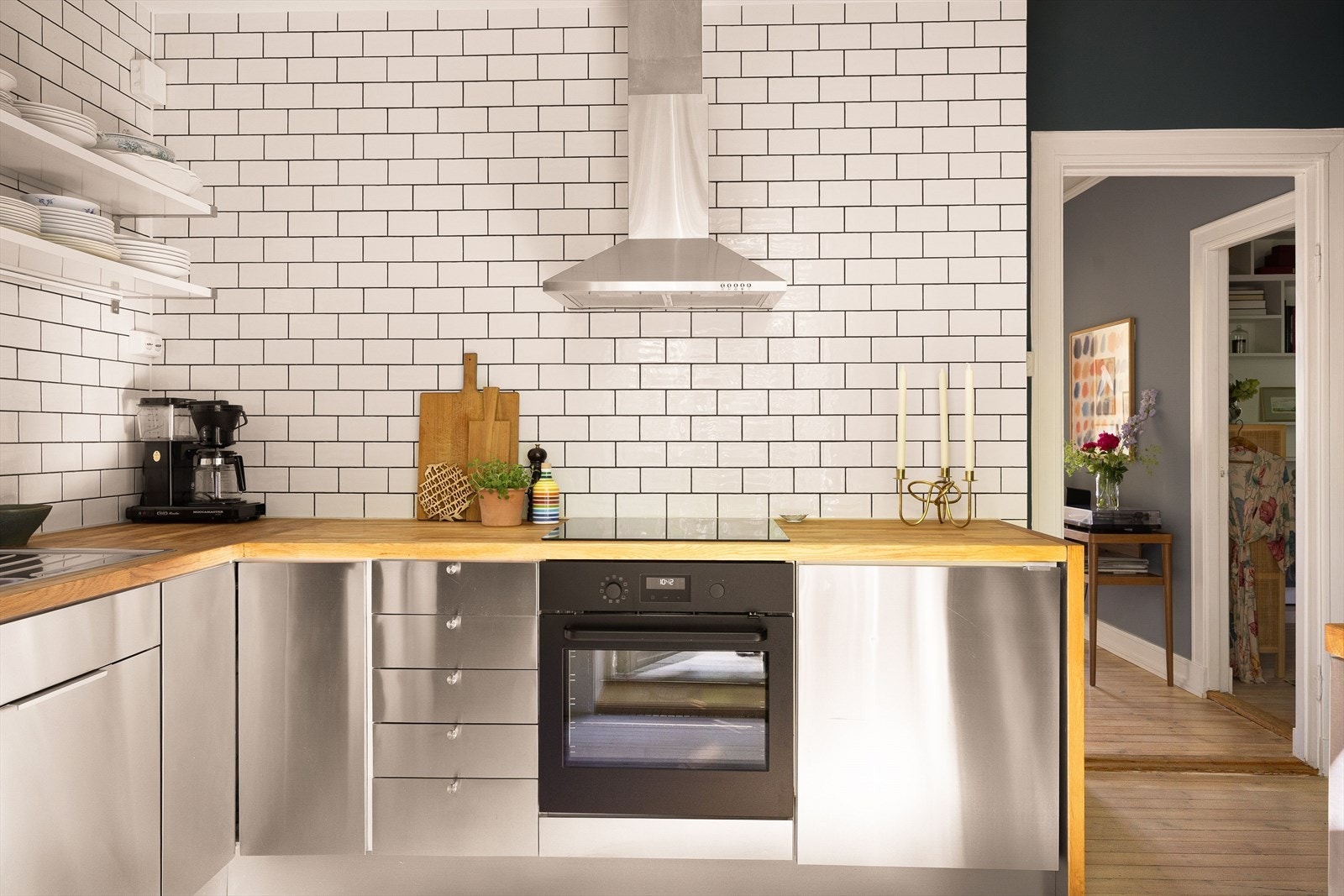 Rålekkert og moderne kjøkken med metallfronter fra 2012. Ny platetopp og stekeovn ble satt inn i 2019, samt nye skuffer og nytt kombiskap i 2021. Galleribilde