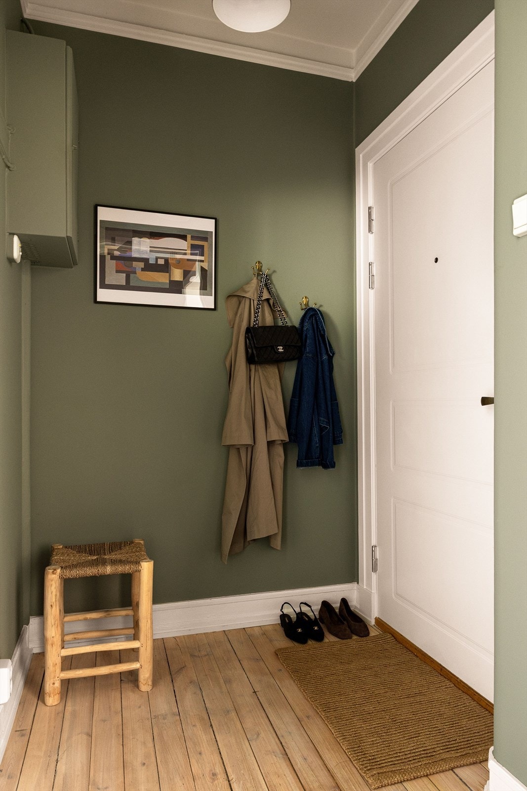 Velkommen inn - leiligheten har originale tregulv, originalt listverk og er malt i behagelige farger. Gulvene ble slipt i 2021 og alle flater er malt i 2021/2025. Galleribilde