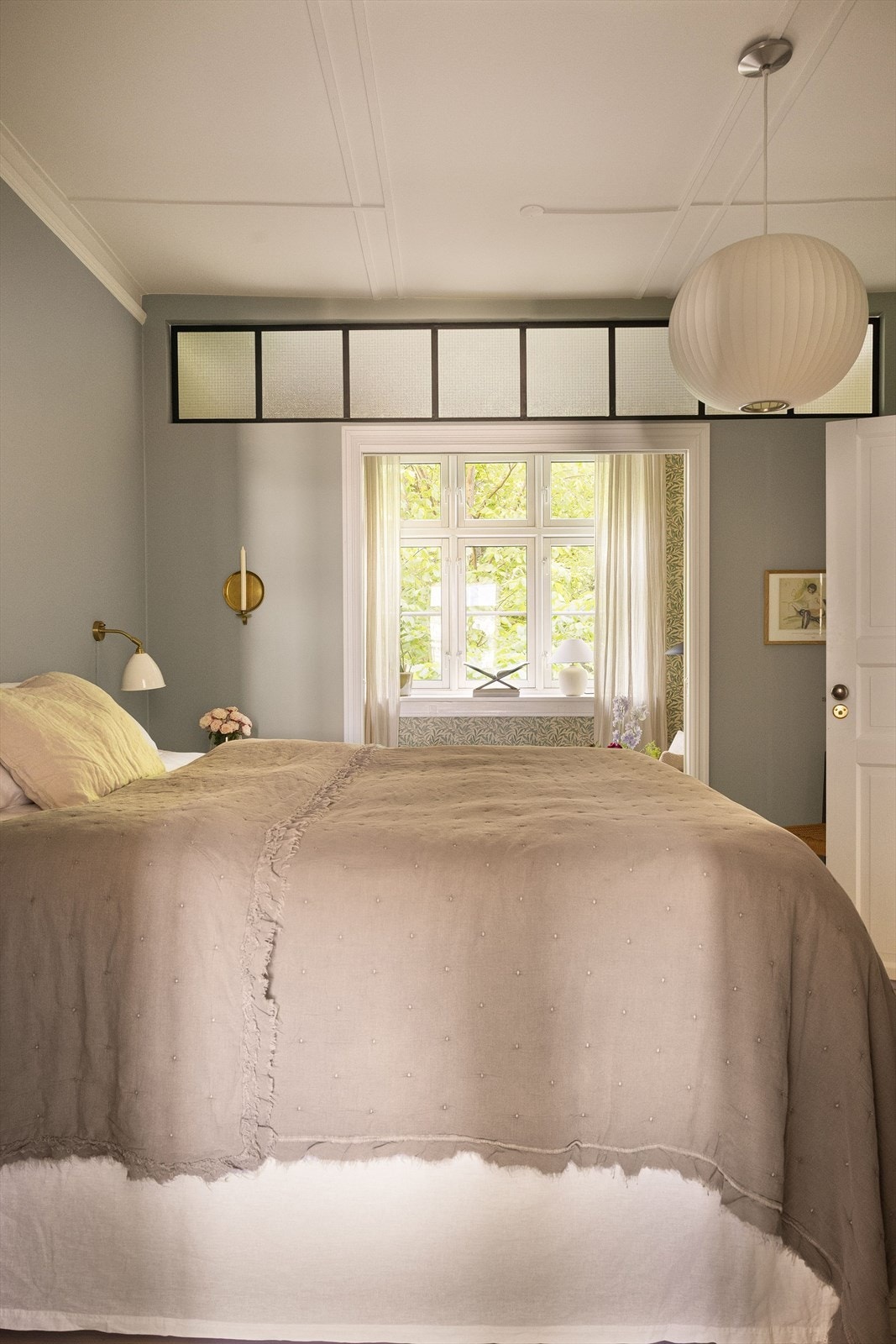 Fra soverommet er det dobbel åpning inn til walk-in-closet/disponibelt rom, i dag brukt som lekekrok. Galleribilde