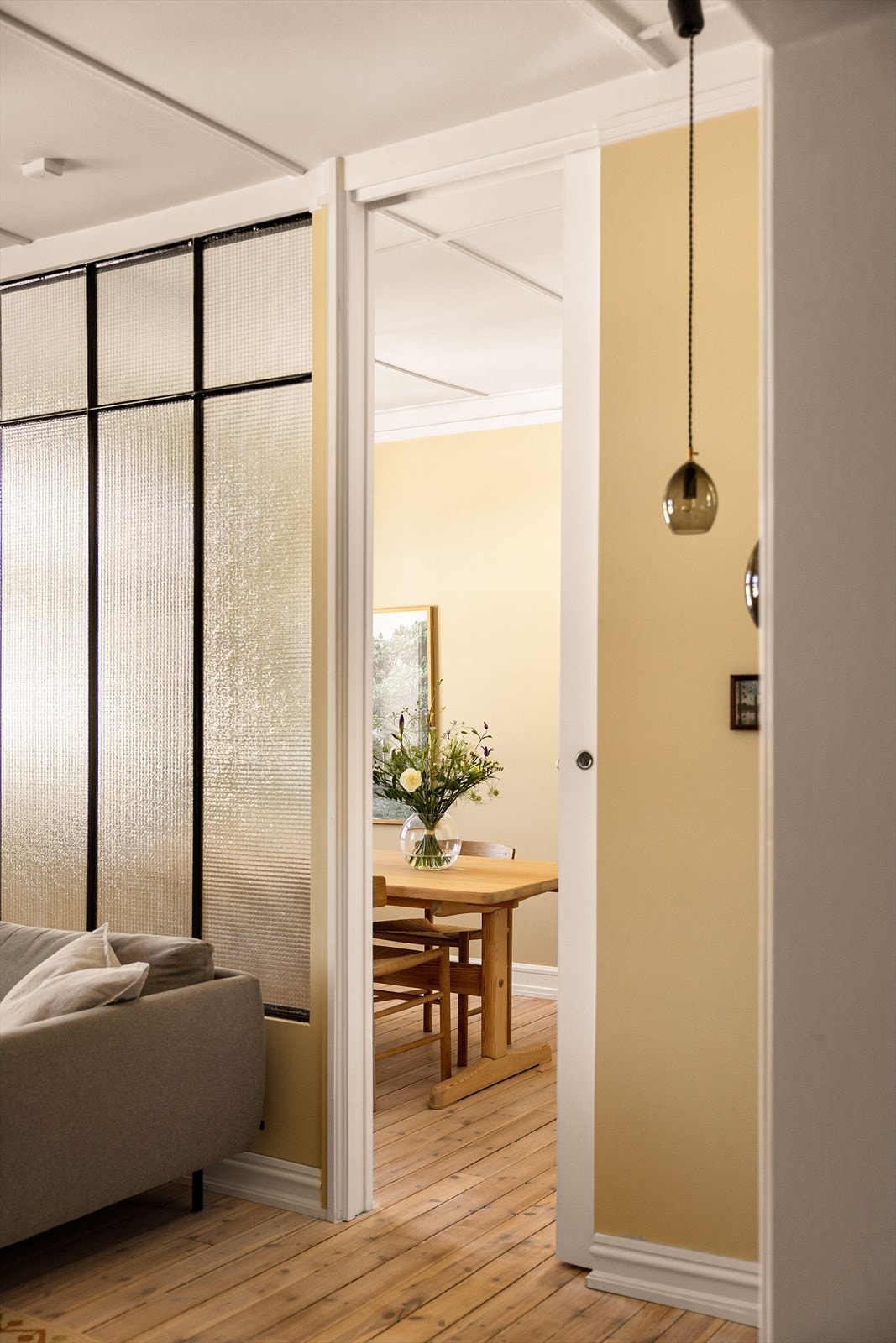 Stuen og spisestuen er adskilt med en praktisk og urban arkitekttegnet skillevegg, som sørger for ypperlige lysforhold i begge rom. Galleribilde