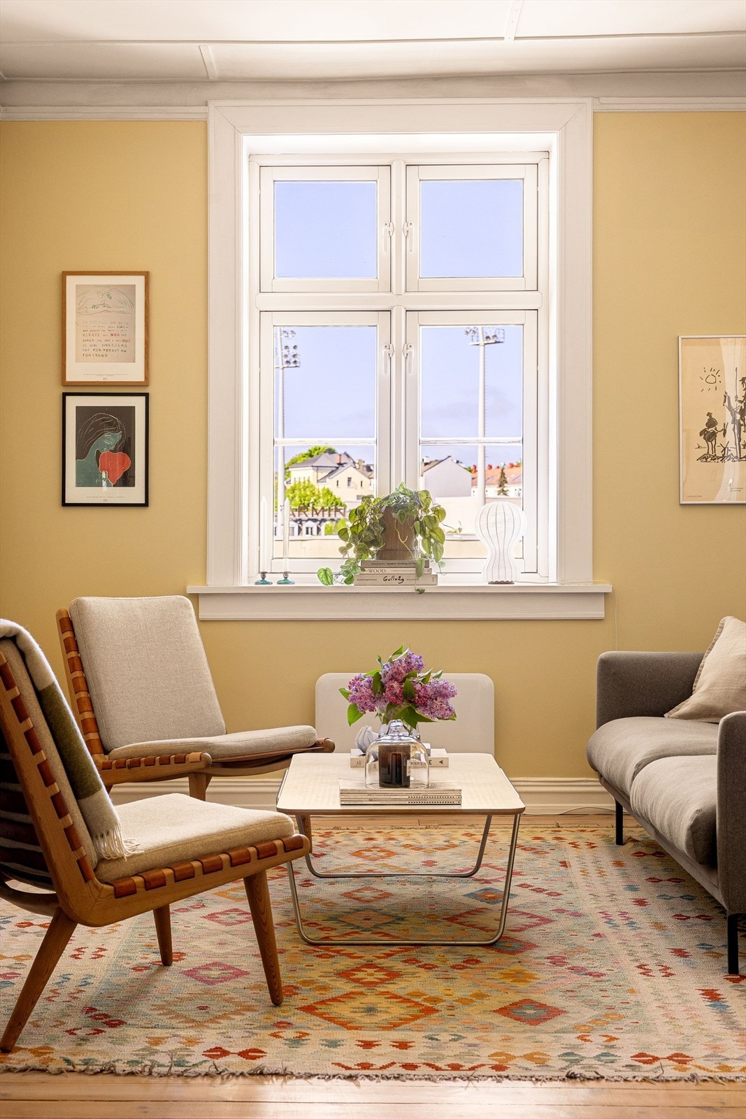 Helt unikt for bygården og leiligheten er en helt nydelig og åpen utsikt fra vinduene i stuen og spisestuen. Galleribilde