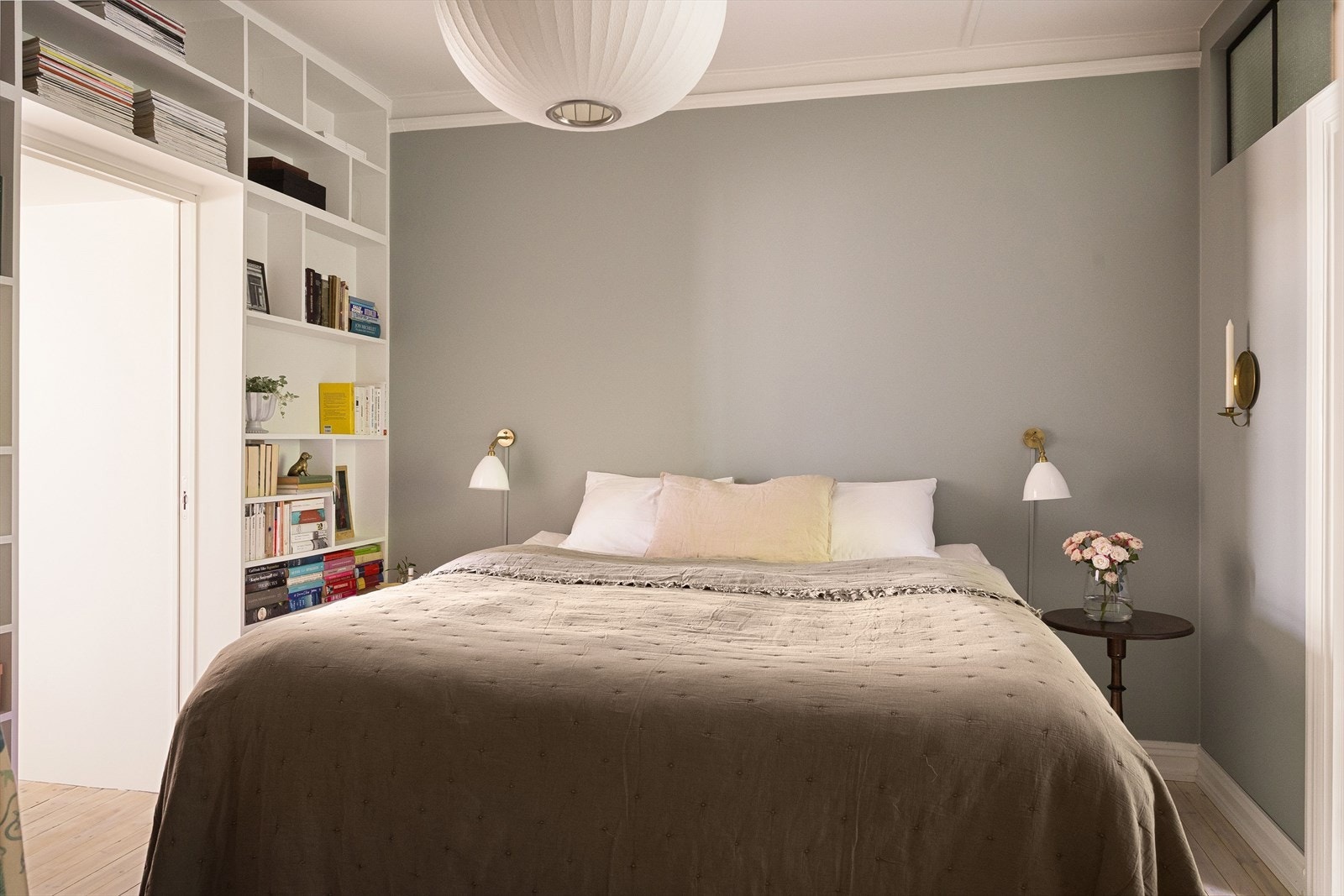 God plass til stor dobbeltseng, nattbord på begge sider og arbeidsstasjon/gardereobeskap. Galleribilde