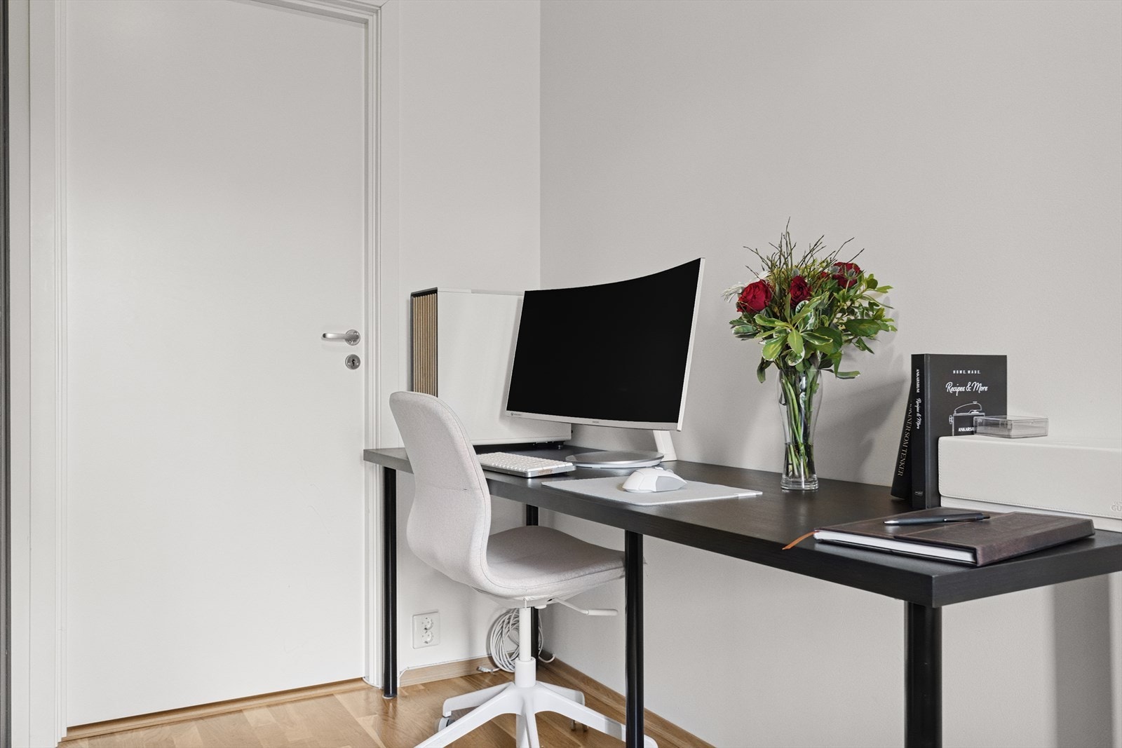 God plass til hjemmekontor på gjesterommet. Galleribilde