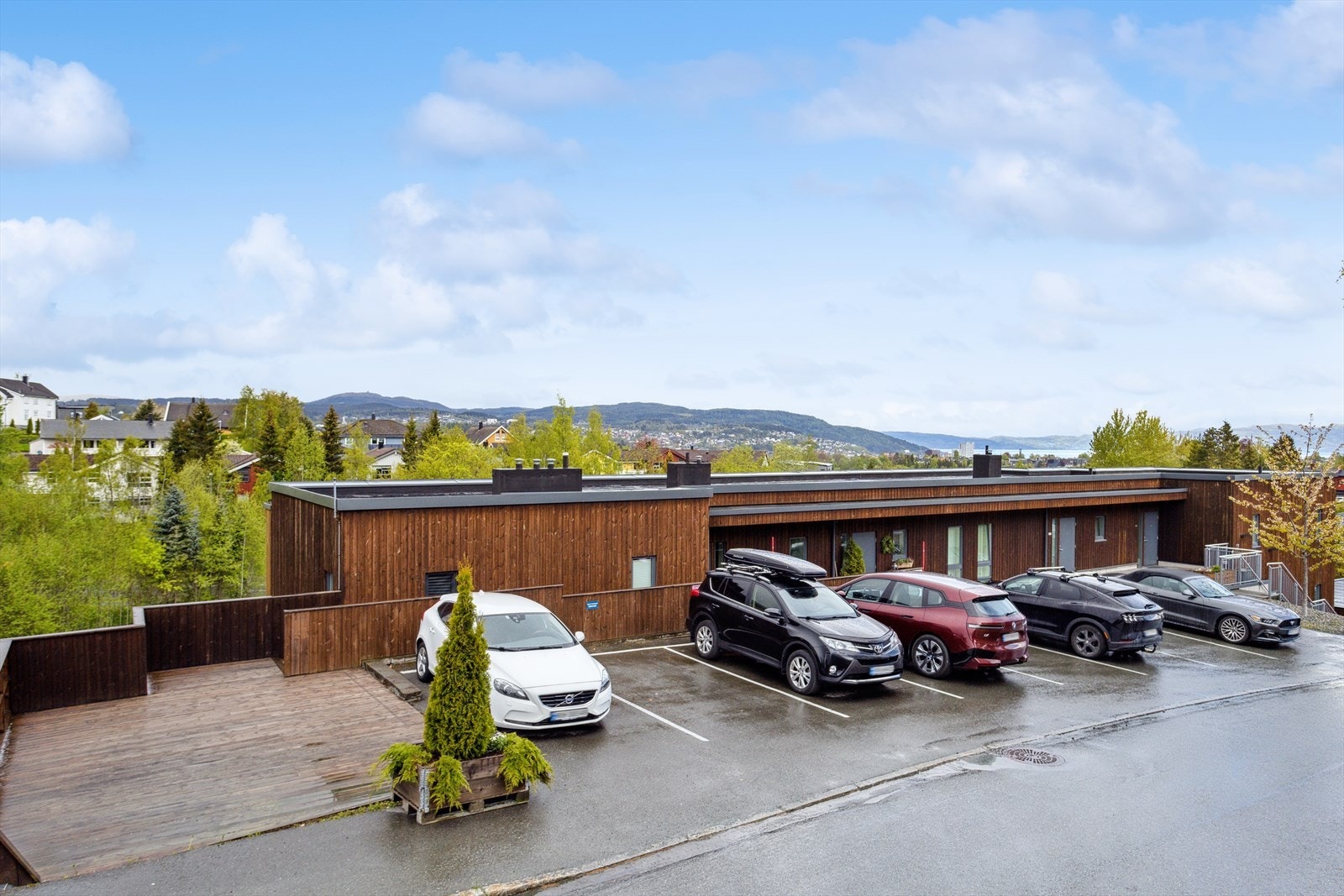 Gjesteparkering på byggets overside. Galleribilde
