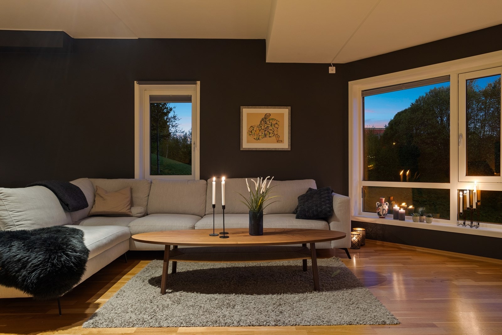 Stuen er lys og luftig med flere møbleringsmuligheter. Det er god plass til sofa, TV-møblement, spisegruppe og øvrig ønsket møblement. Galleribilde
