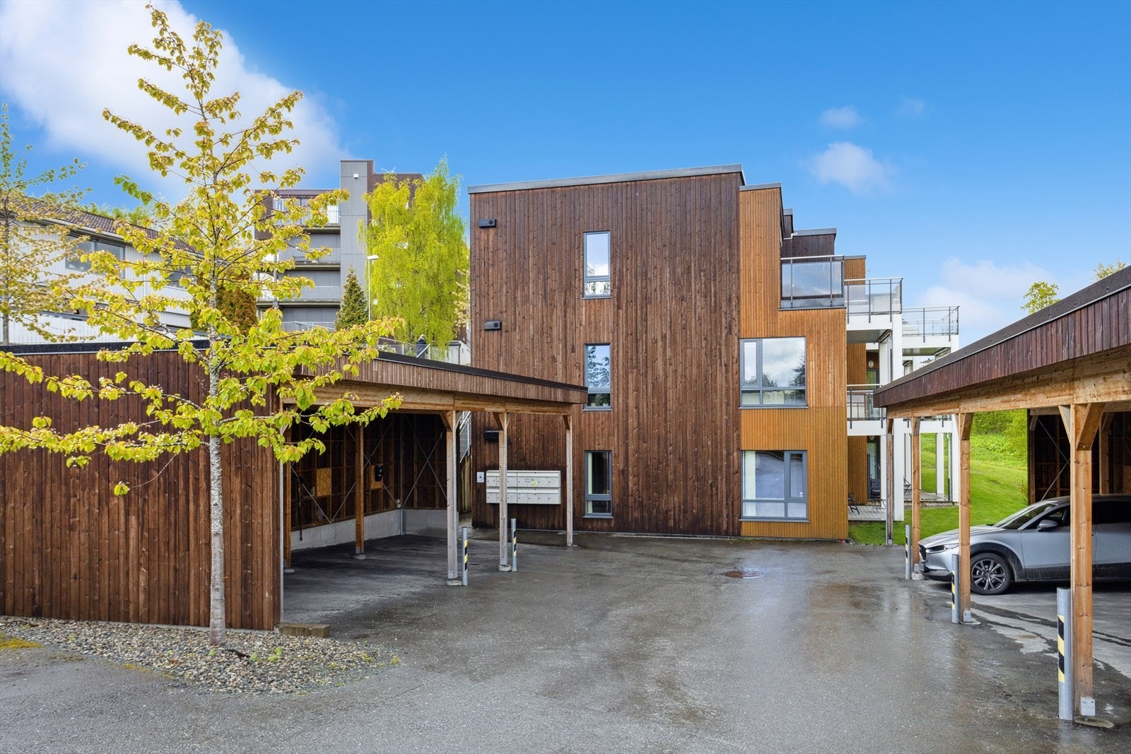 Et moderne sameie! Carporten til leiligheten er til venstre i bildet, god plass og lader for elbil. Galleribilde