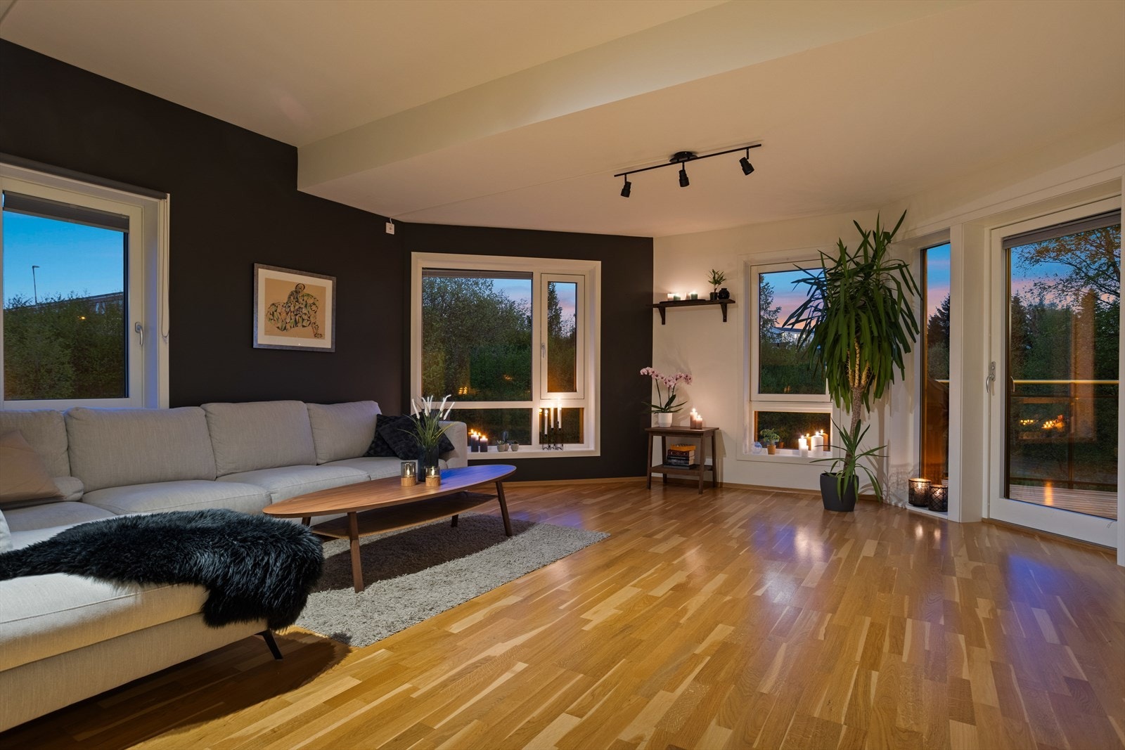 Med sine 74 m², og byggeår fra 2015, fremstår leiligheten som moderne og romslig. Galleribilde