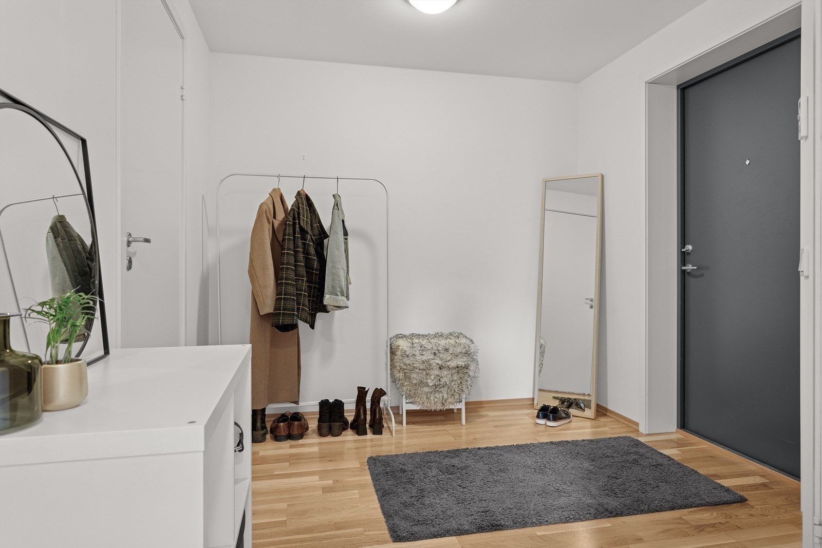 Romslig entre med god plass til ferdsel og til avhengig av yttertøy. Galleribilde