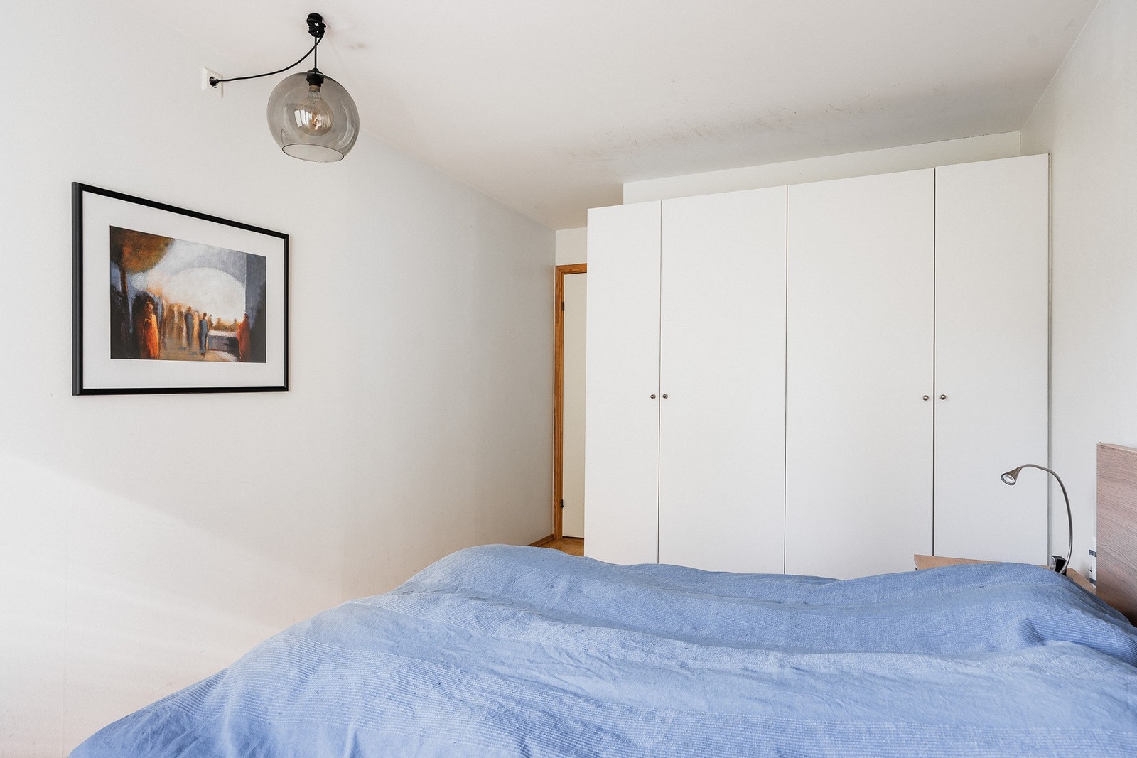 Hovedsoverommet har ekstra romfølelse og rolig beliggenhet mot fellesarealet. De to øvrige soverommene passer perfekt som barnerom, gjesterom eller kontor. Galleribilde