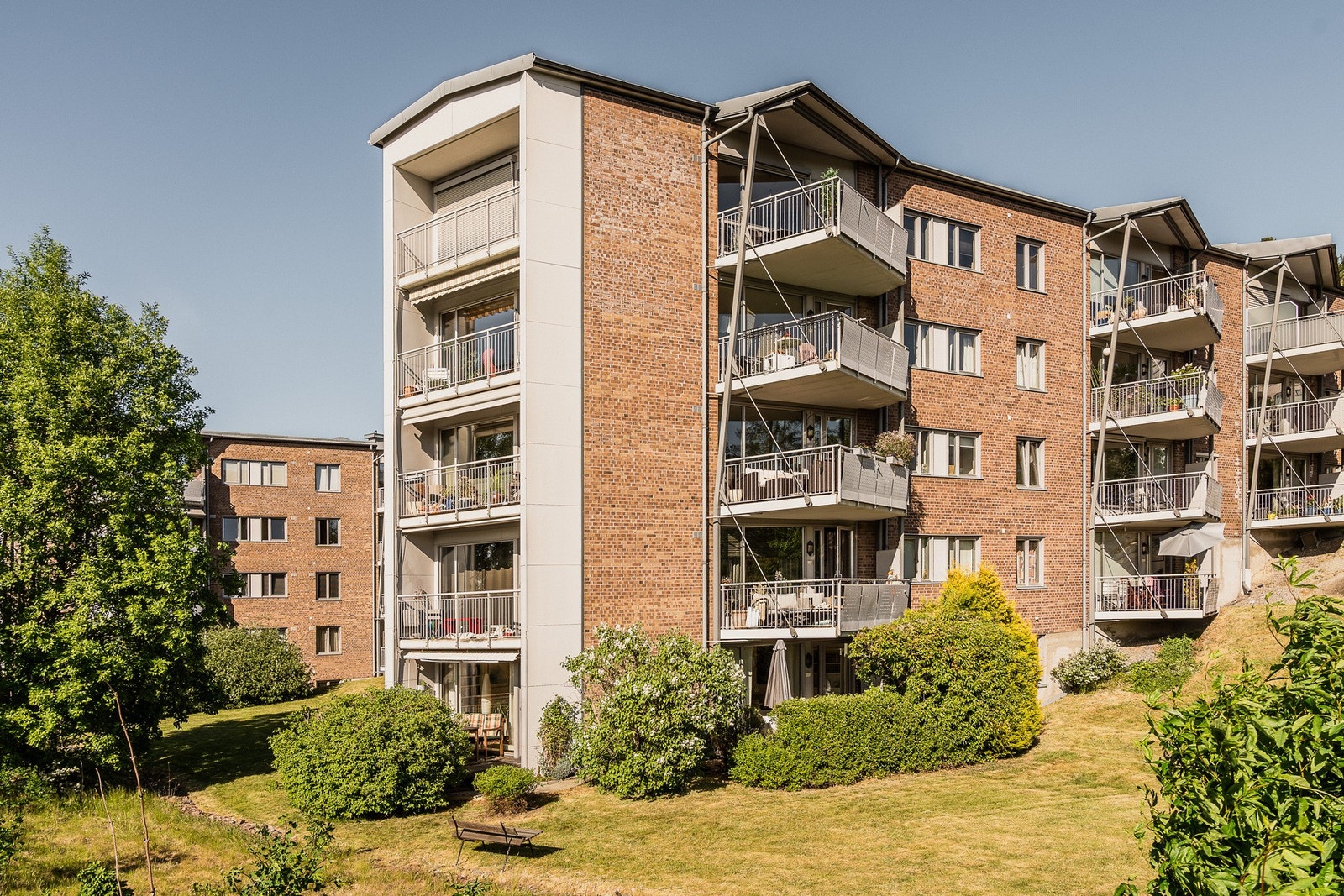 Uteområdene grenser til felles grøntareal og oppleves som skjermet og privat. Galleribilde