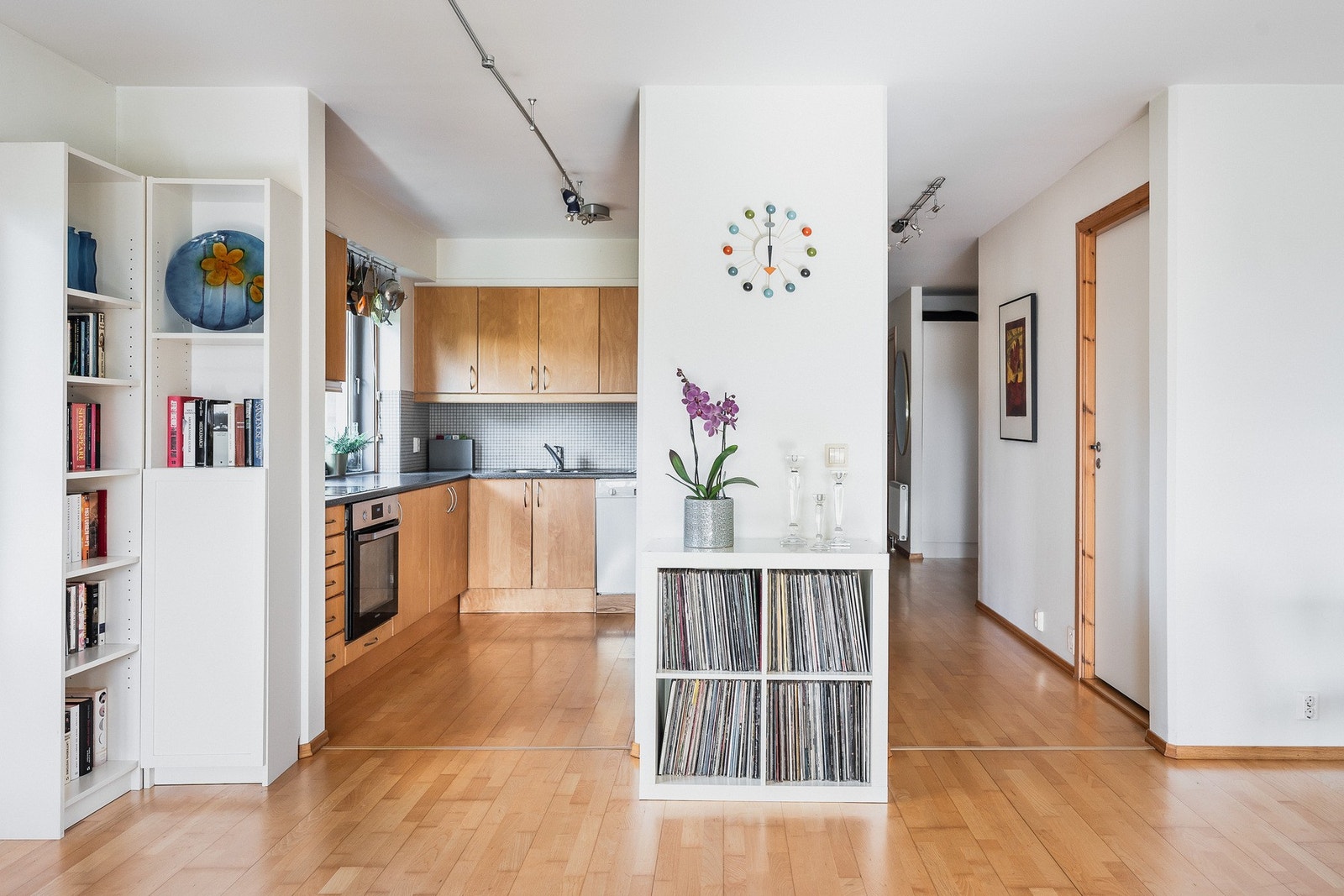 Enkel tilgang fra kjøkkenet til spisestuen. Galleribilde