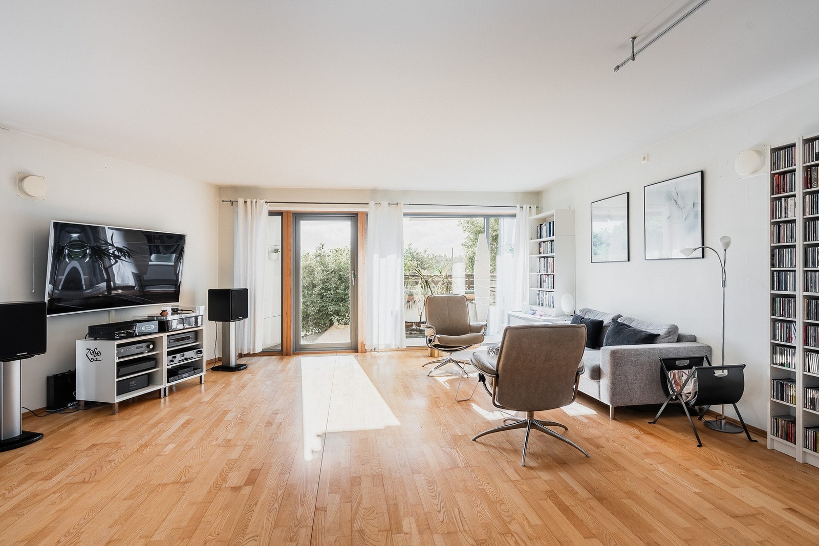 Stor og åpen stue med naturlig plass til både sofa- og spisegruppe. Utgang til terrassen. Galleribilde