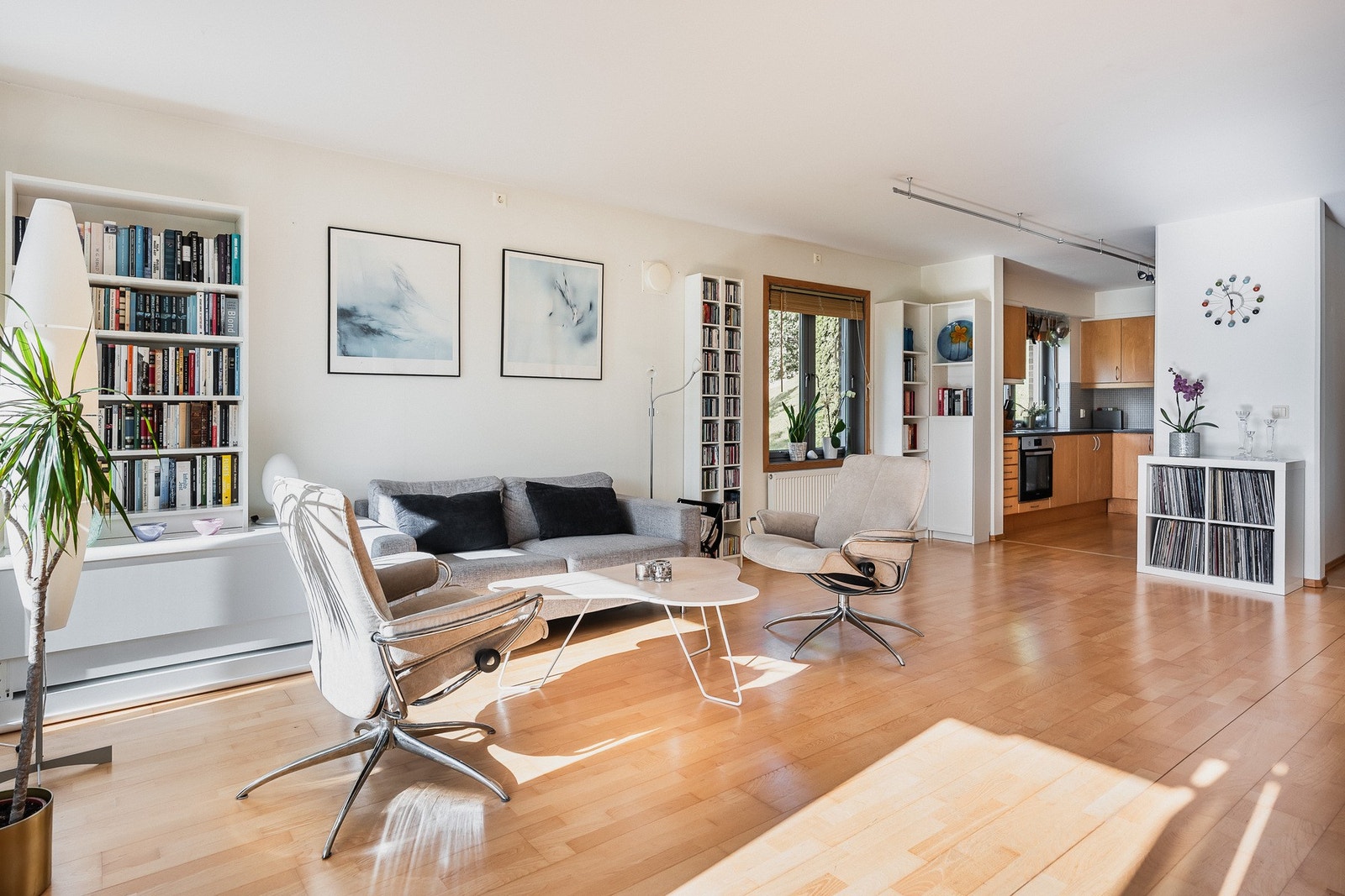 Lyse og fine flater i stuen. Galleribilde