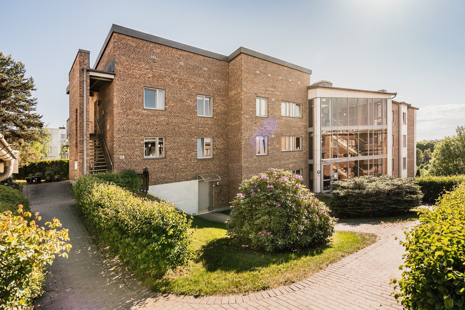 Leiligheten har brann- og lydklassifisert inngangsdør og er tilknyttet et godt driftet borettslag. Galleribilde