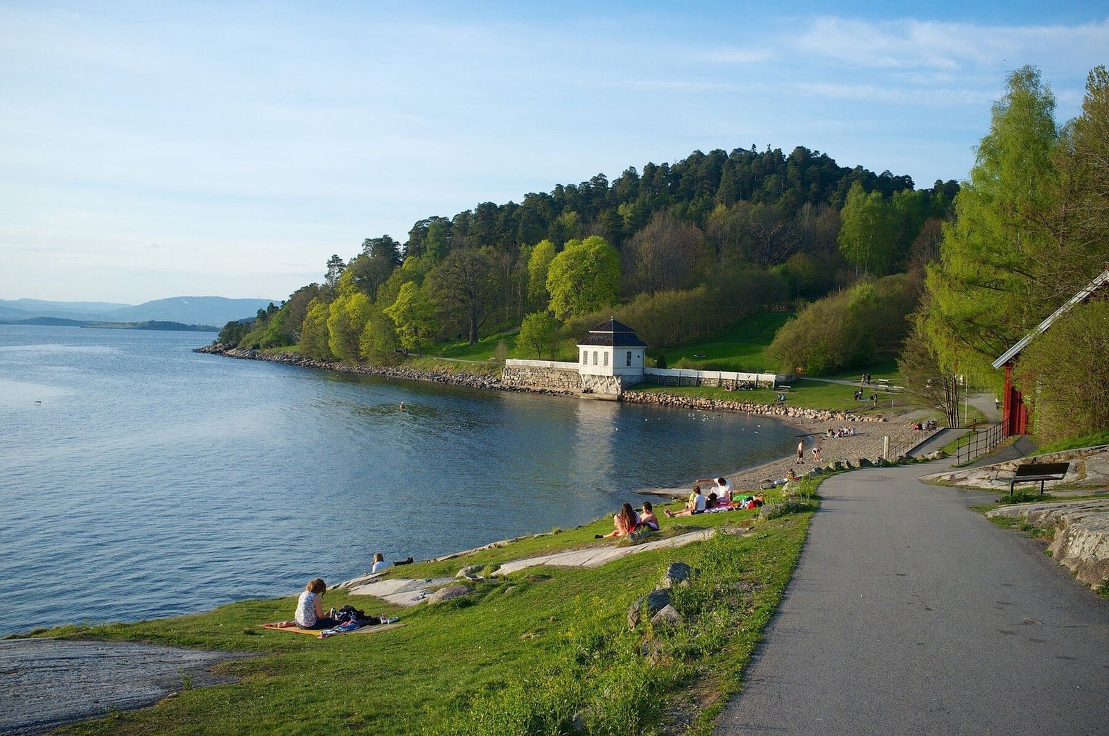 Mange fine bademuligheter i nærområdet. Her ved Hvervenbukta. Galleribilde