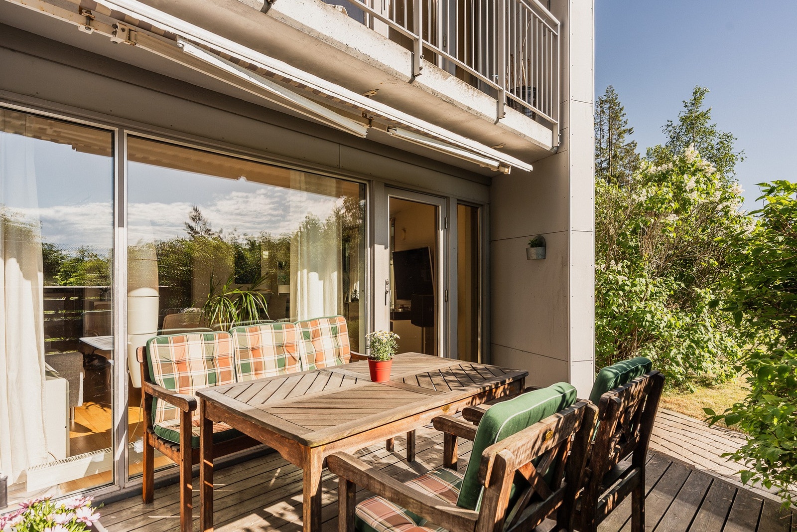 To fine uteplasser - en terrasse på ca. 12 m² og en platting med belegningsstein. Disse fungerer nærmest som en forlengelse av leiligheten og gir rikelig med plass til både møbler og blomsterkasser. Galleribilde