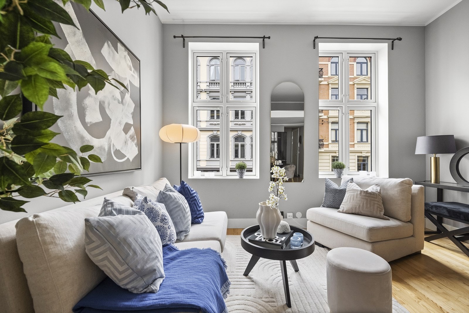 De store vindusflatene gir godt innslipp av lys. Tidstypiske, dype vindusposter passer perfekt for dekor og planter. Galleribilde
