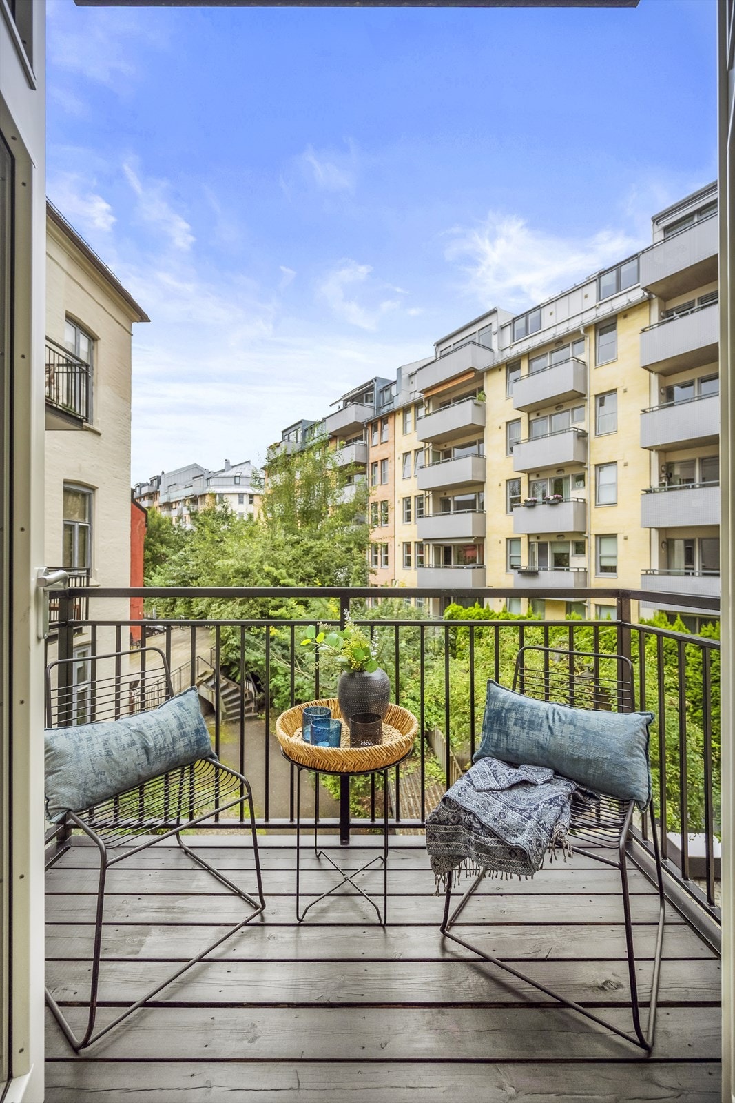 Fra soverom 2 er det utgang til en nordvestvendt balkong på ca. 3 kvm. Galleribilde