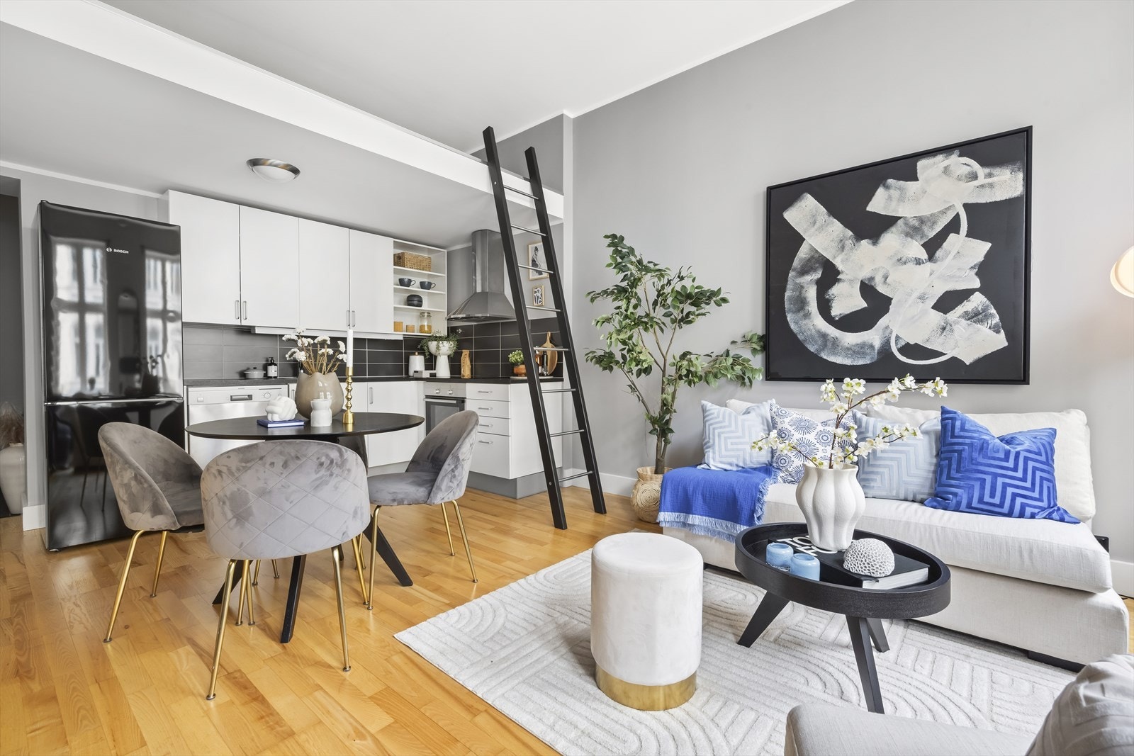 Overflatene oppleves velholdte og gjennomførte med parkett og lyse fargevalg. Galleribilde