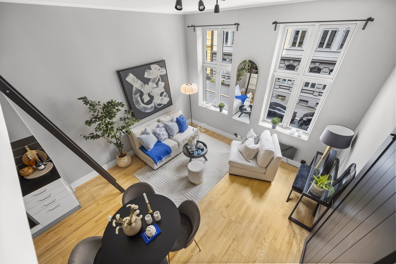 Leiligheten ligger i 2. etasje og inneholder entré, kjøkken, stue, bad og to soverom. Galleribilde
