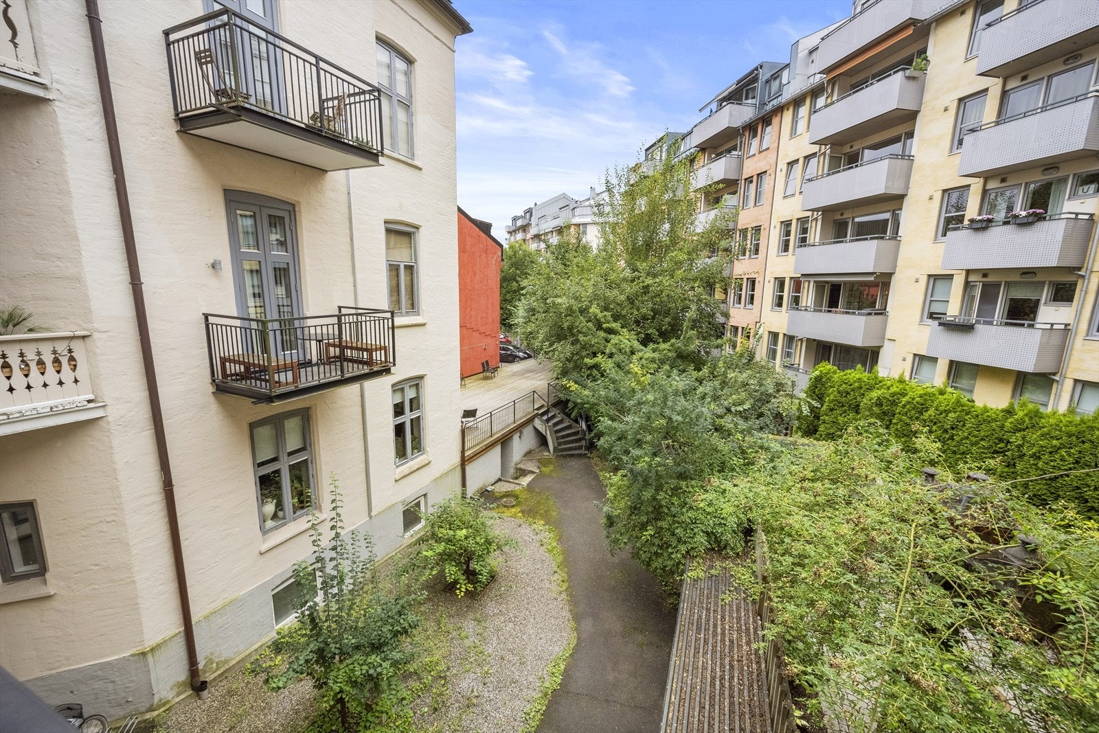 Soverom 2 og balkongen vender mot bakgården. Galleribilde