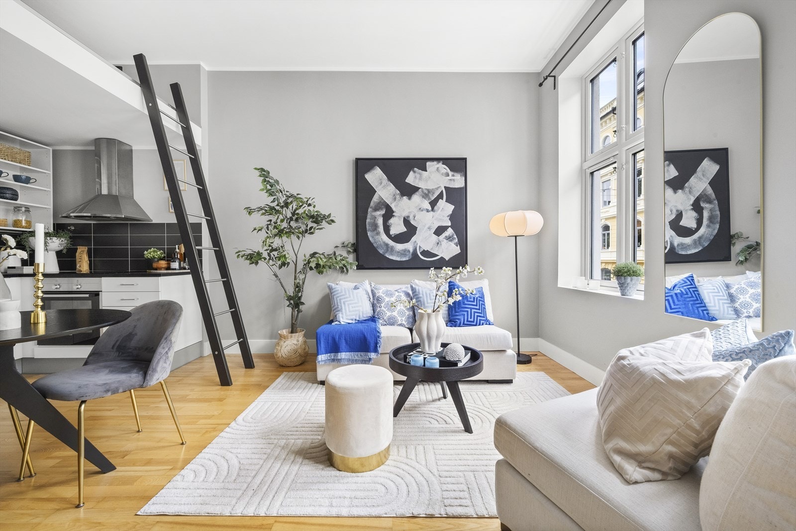 I stuen er det god plass til sofa, lenestol, sofabord og tv-møblement. Galleribilde