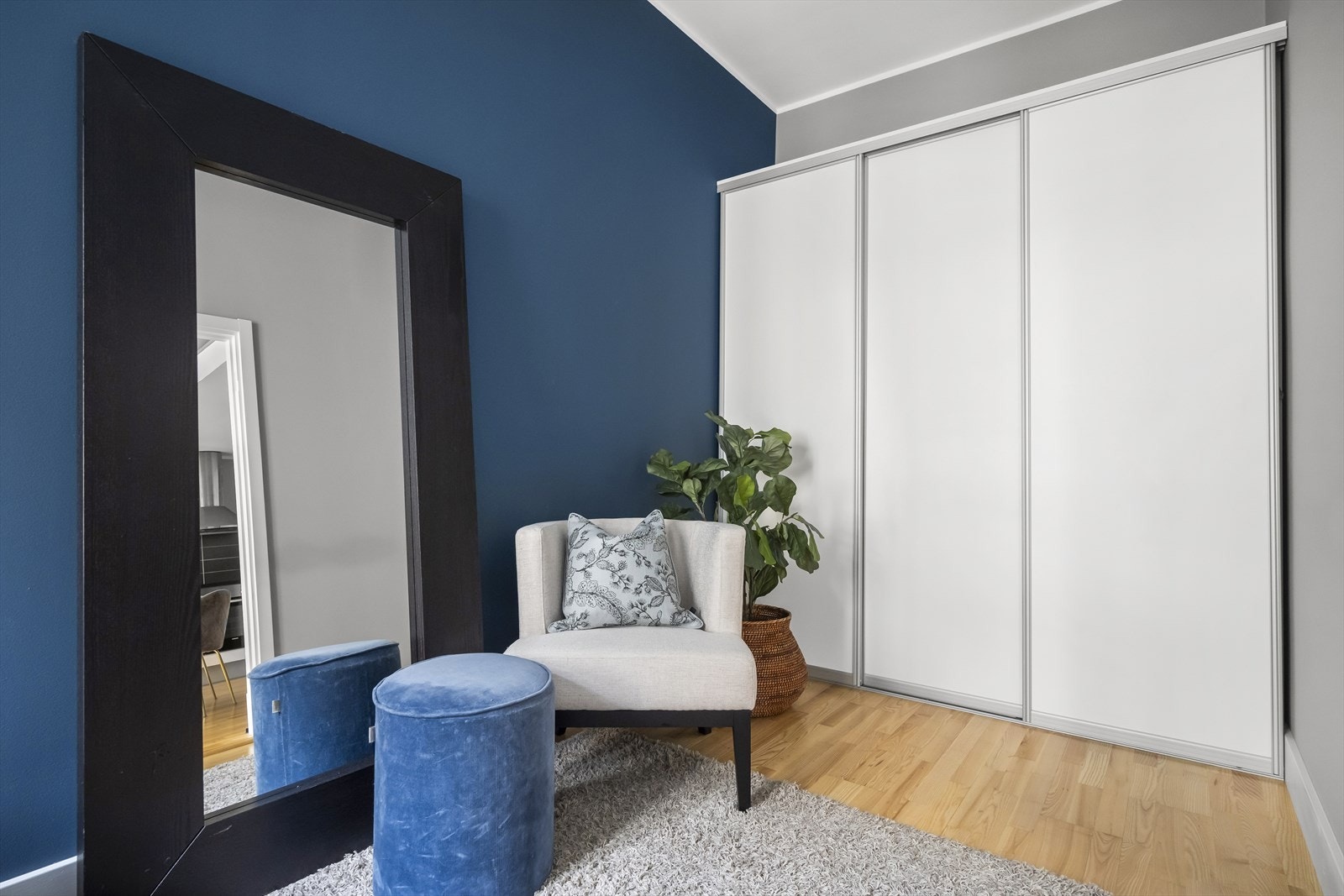 Rommet har en kontrastvegg i en behagelig blåtone. Galleribilde