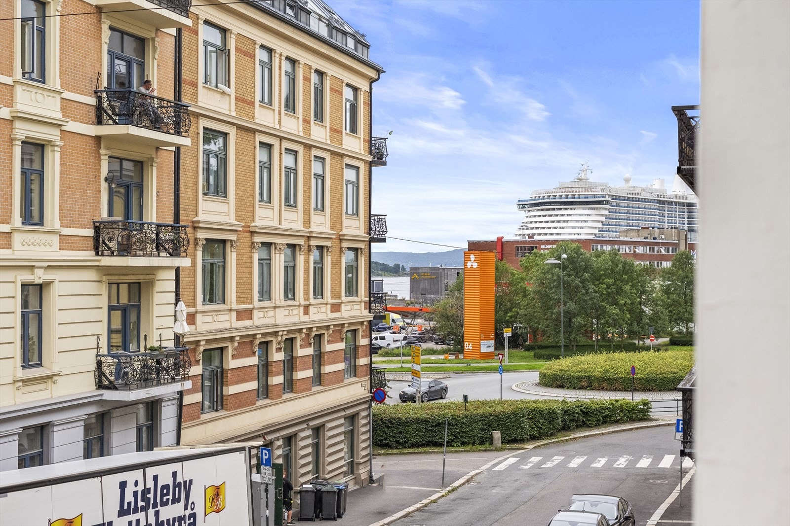 Sjøgløtt fra stuevinduet. Galleribilde
