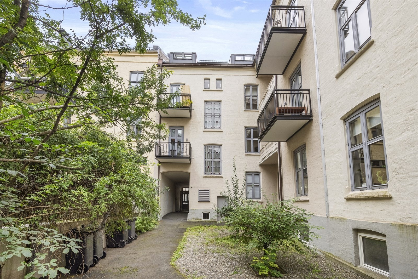 Sameiet har et stort terrassedekke og tilgjengelig utemøblement i bakgården som beboerne kan benytte og invitere til hyggelig lag. Galleribilde