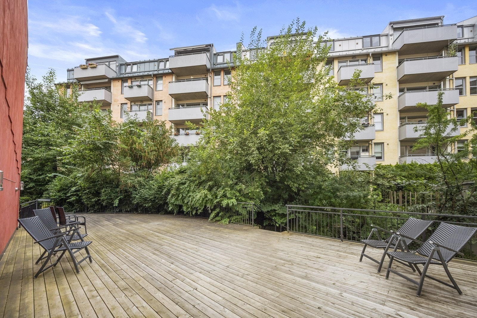 Beboerne har tilgang til stor terrasse i bakgården med flere sittegrupper. Galleribilde