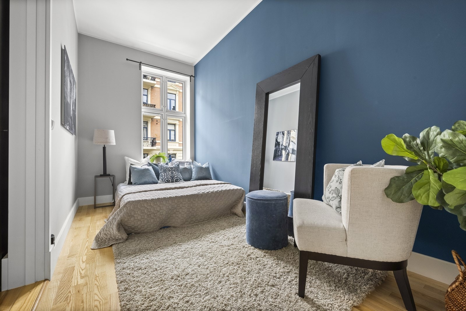 På hovedsoverommet er det god plass til dobbeltseng, nattbord, lesekrok og skyvedørsgarderobe. Galleribilde