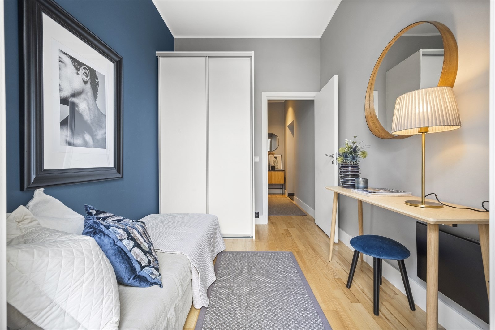 Det er plass til seng, skrivepult og skyvedørsgarderobe. Galleribilde
