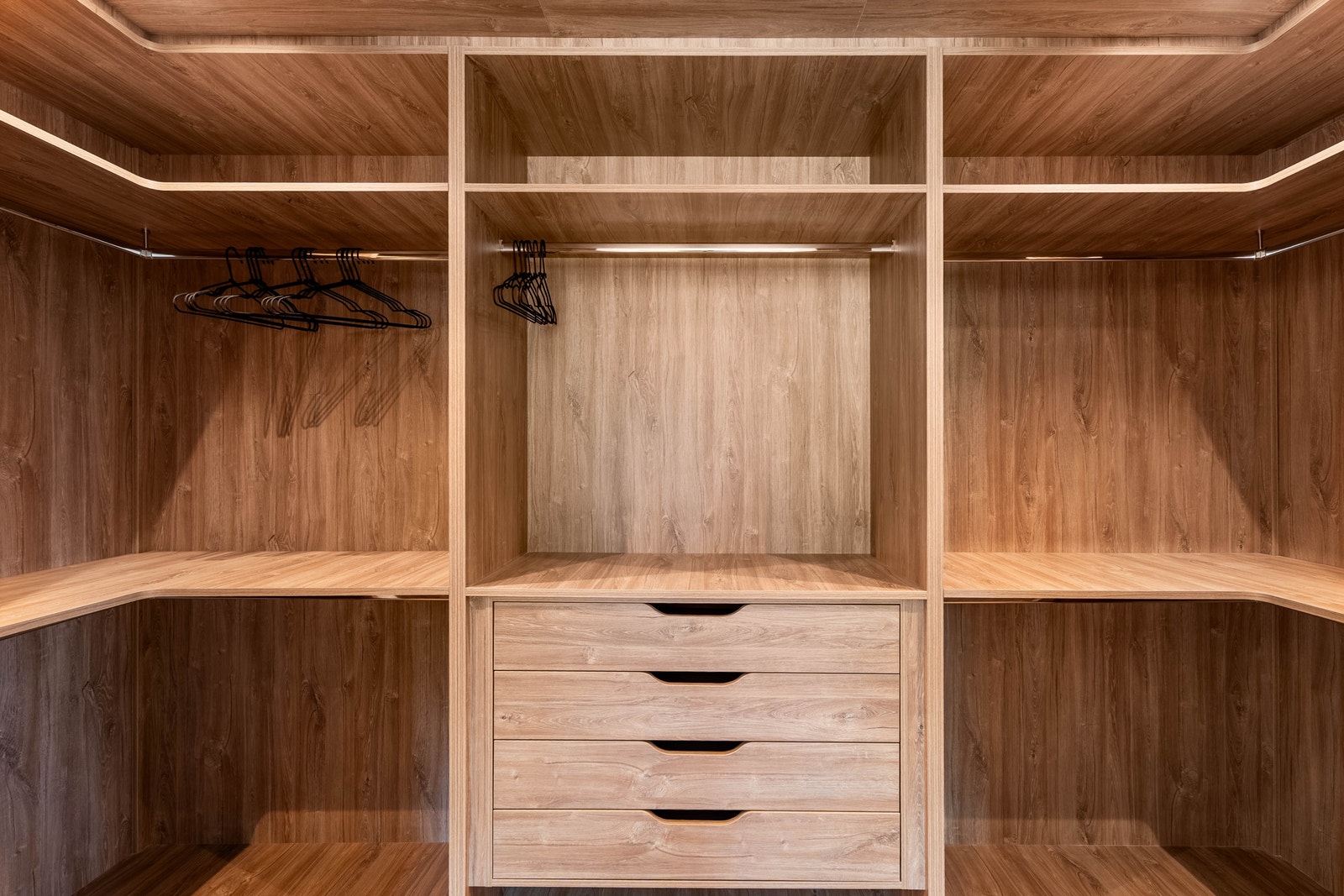 Her har du nok av plass til å henge opp klær. Galleribilde