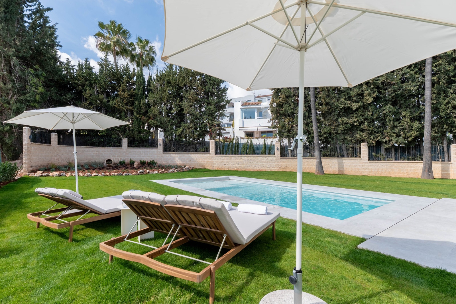 Hva med å servere gjestene dine en iskald sangria ved bassengkanten? Galleribilde