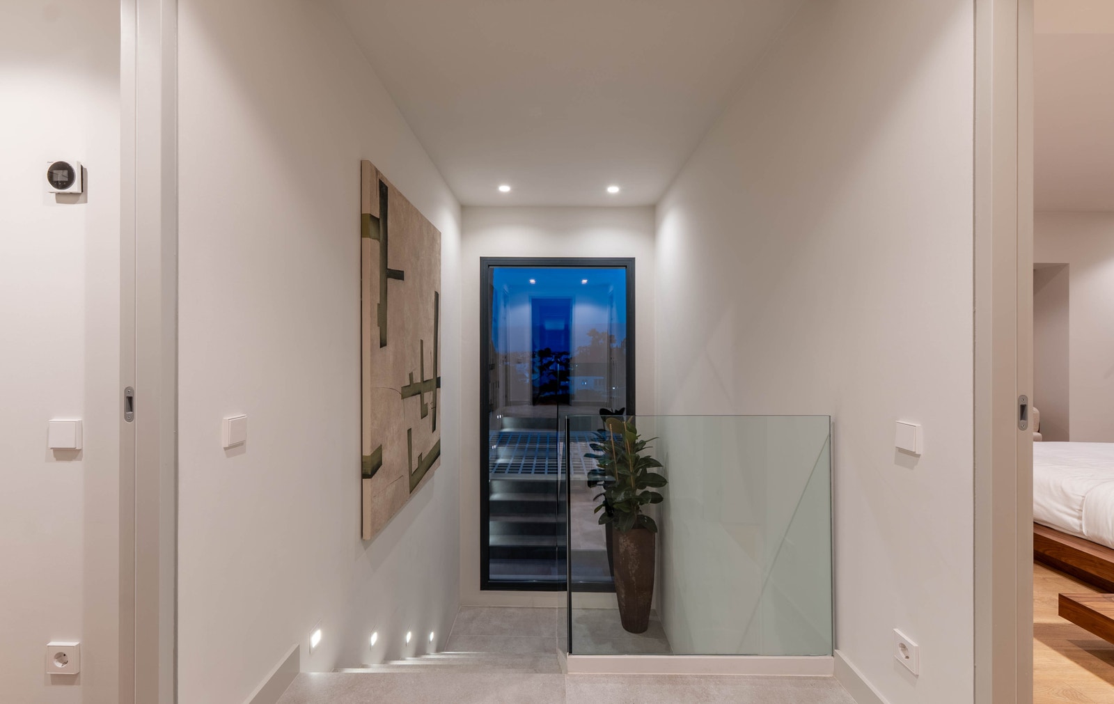 I husets andre etasje har man tre soverom med tre bad, hvor det ene master soverommet har eget walk-in closet. Galleribilde