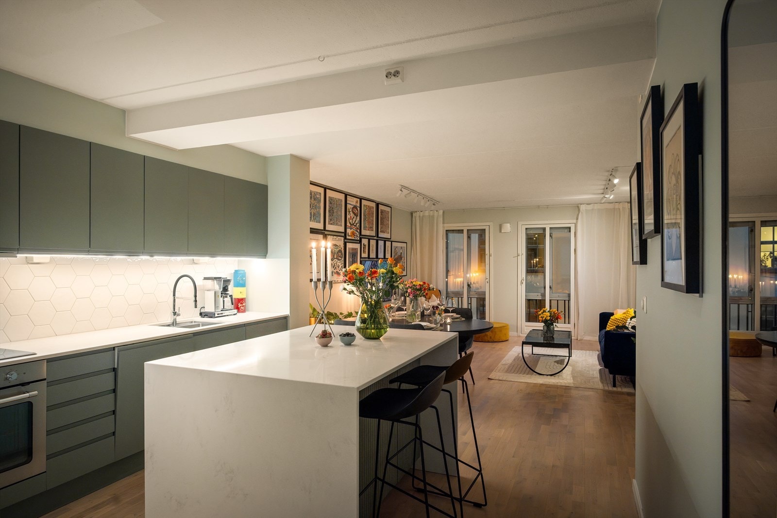 I 2023 ble det oppgradert med nye, glatte fronter i fargen "Antikk Green", benkeplater i slitesterk, komprimert kompositt og nye fliser mellom benkeplate og overskap Galleribilde