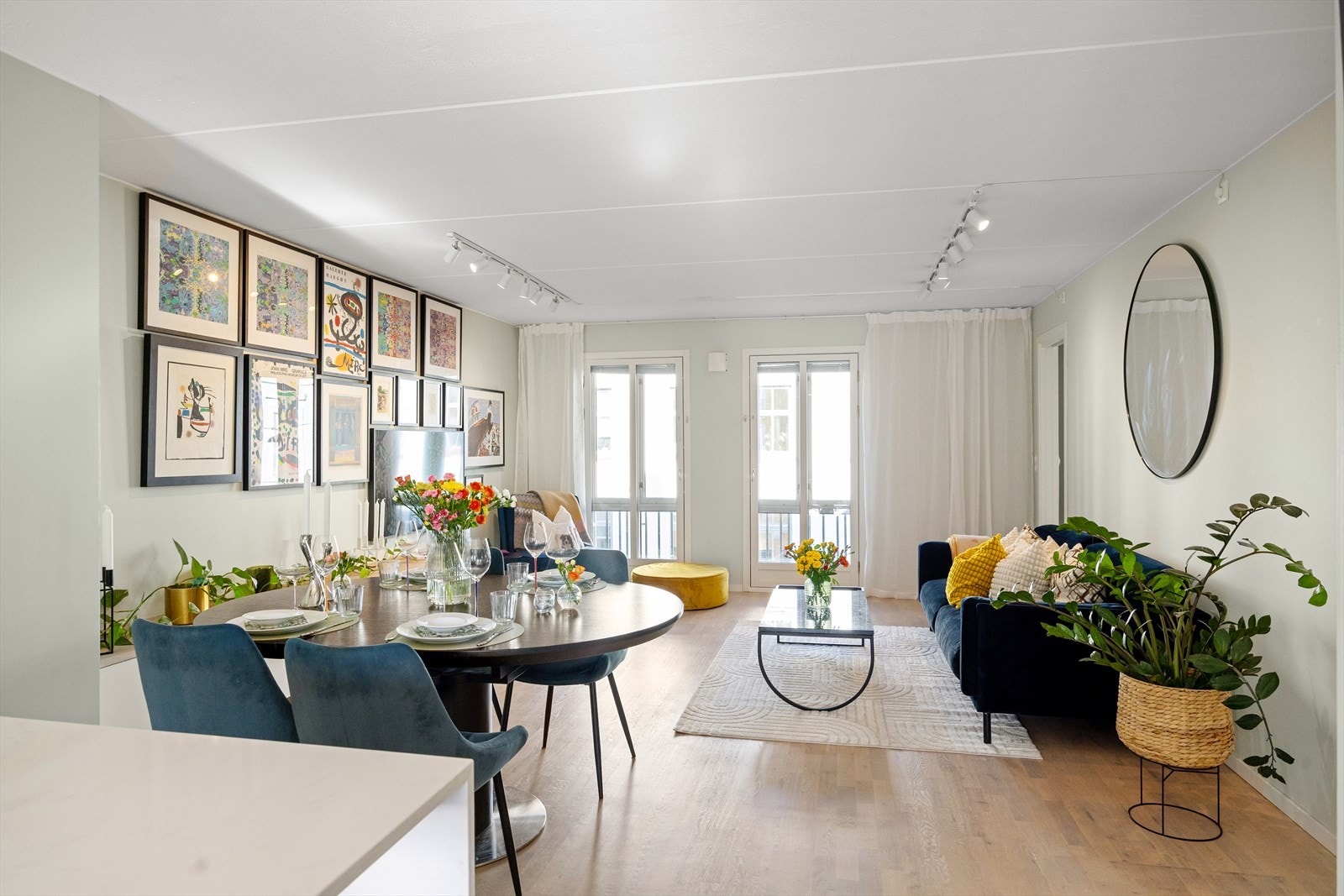 Stuen er lys og luftig med store vindusflater som sørger for rikelig med innslipp av naturlig lys. Galleribilde