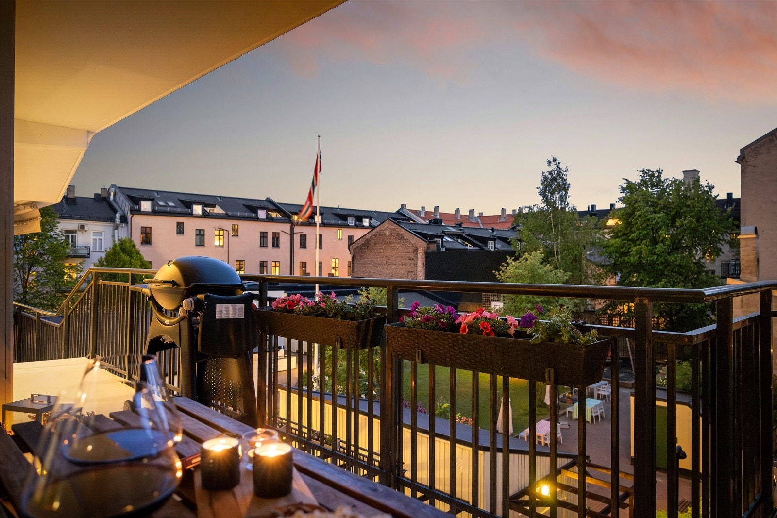 En rolig kveldsstund ute - perfekt for å nyte den friske luften og utsikten mot den idylliske bakgården. Galleribilde