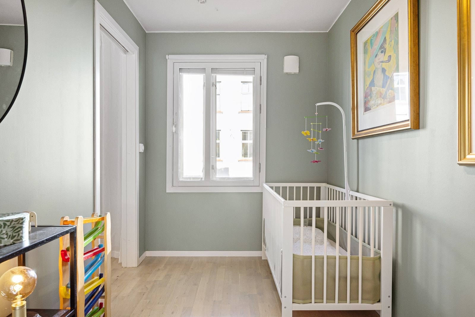 Soverommet er romslig og har plass til både seng og øvrige møbler. Det er et allsidig rom som passer perfekt som barnerom, gjesterom eller hjemmekontor, tilpasset dine behov. Galleribilde