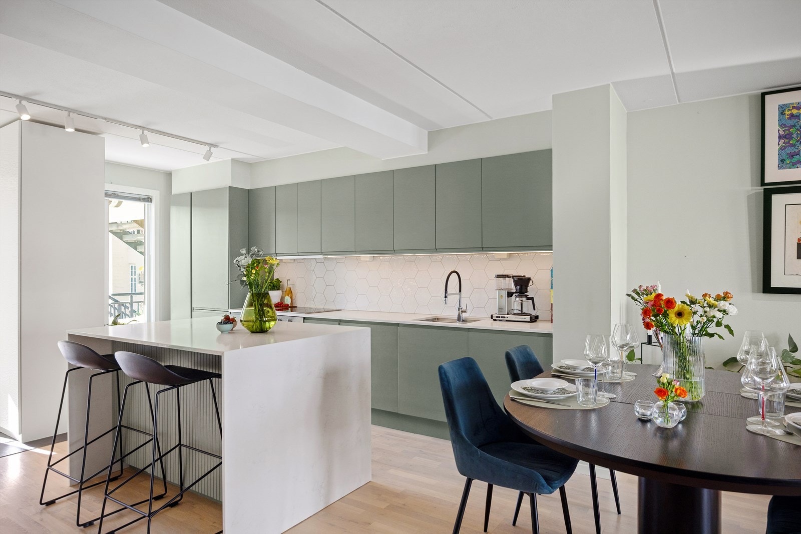 Moderne og funksjonelt kjøkken med rikelig skap- og benkeplass. Galleribilde