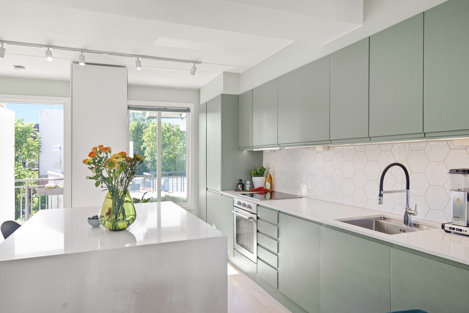 Velkommen til Thorvald Meyers gate 35! Dette er en innbydende og lys 3-roms leilighet i 3. etasje, beliggende i et attraktivt borettslag midt i hjertet av Grünerløkka. Galleribilde