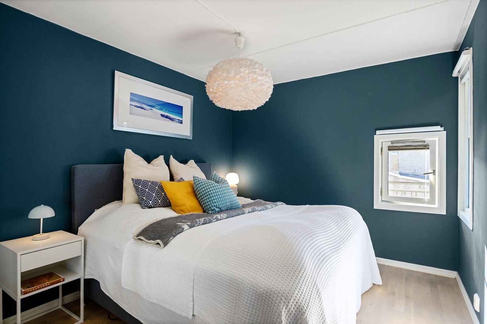 Hovedsoverommet er romslig og har god plass til dobbeltseng, nattbord og øvrige møbler. Galleribilde