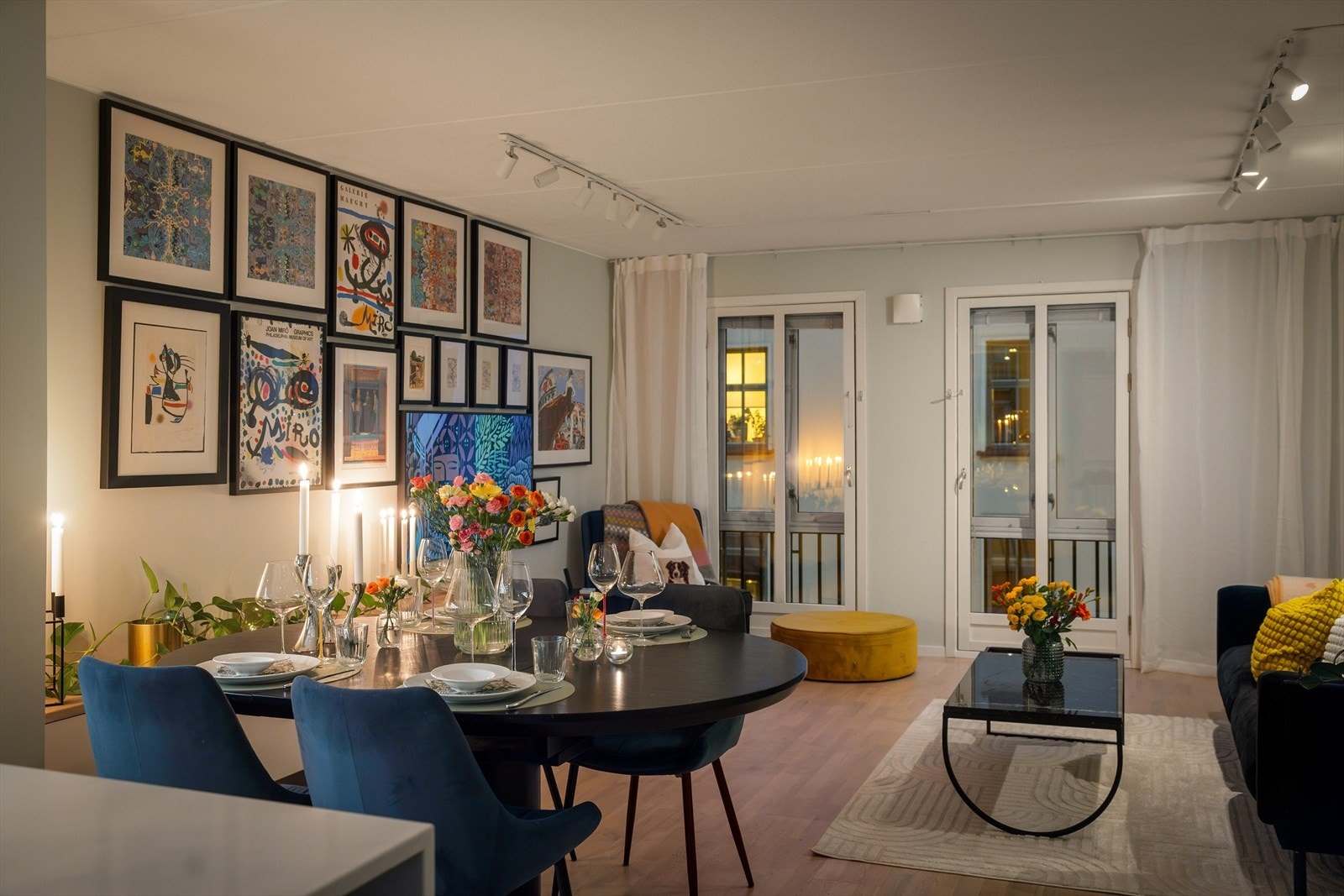 Kveldsstemning i stuen - varm og innbydende atmosfære med dempet belysning. Galleribilde